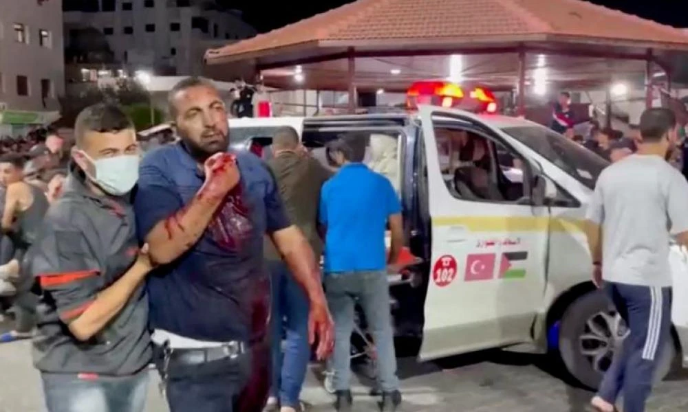 Γάζα: Αδιανόητα τραγικές εικόνες από τον βομβαρδισμό στο νοσοκομείο - «Οι γιατροί έκαναν χειρουργεία στο έδαφος»